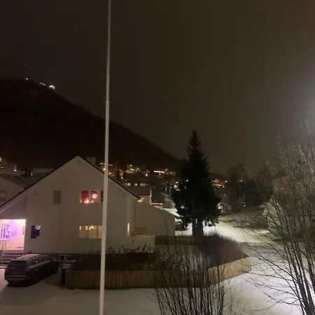 Fin Leilighet I Tromsdalen. アパート トロムソ