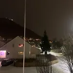 Fin Leilighet I Tromsdalen. アパート トロムソ